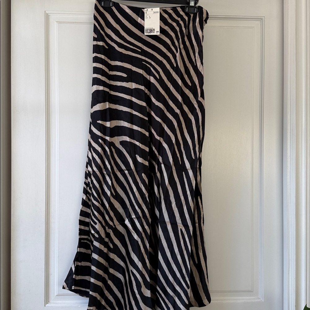 NWT H&M Black and Cream Tiger Striped Maxi - Sz 8